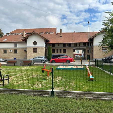Konde Apartments B Dunajská Streda Exteriör bild